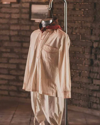 Buttoned linen blouse